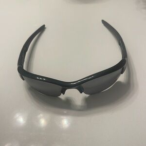 New never used Oakley sunglasses polarised. Frame black lenses grey tent.